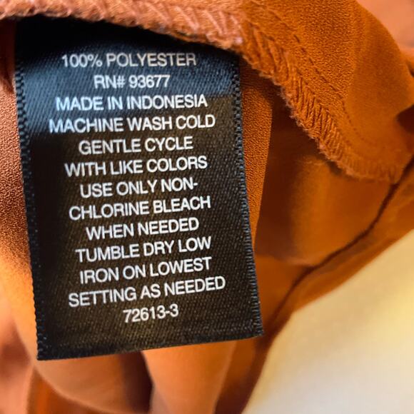 Worthington Women Shirt size M Button Down Long Sleeve Silky Soft V-neck Brown - Picture 8 of 9